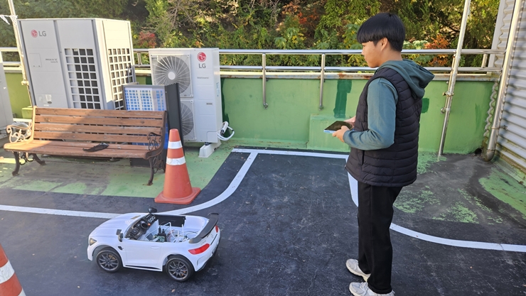 자동차가 트랙에서 멈춤